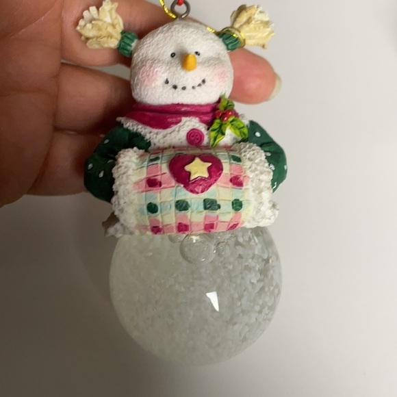 SNOW Woman Snow-globe Christmas Around the World - Picture 8 of 12